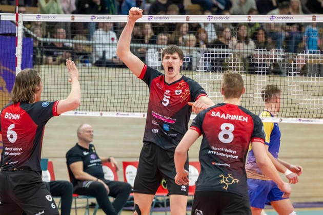 1 Volleyball Bundesliga Season 2025 2026 Cerebricks Volley Goats Mitteldeutschland vs Barock Volleys MTV Ludwigsburg Halle, Germany January 31, 2026 Pictured from left Ben Simon Bonin Ludwigsburg , Jan Huber Ludwigsburg and Tomi Saarinen Ludwigsburg Cheers, joy, emotion Halle Saale swh Arena Sachsen Anhalt Germany