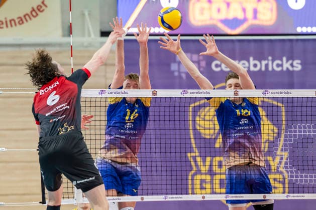 1 Volleyball Bundesliga Season 2025 2026 Cerebricks Volley Goats Mitteldeutschland vs Barock Volleys MTV Ludwigsburg Halle, Germany January 31, 2026 Pictured from left Ben Simon Bonin Ludwigsburg , Paul Stommel Bitterfeld and Dax Tompkins Bitterfeld Halle Saale swh Arena Sachsen Anhalt Germany