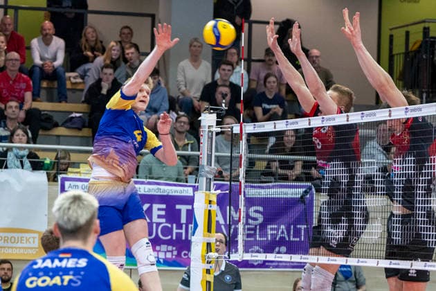 1 Volleyball Bundesliga Season 2025 2026 Cerebricks Volley Goats Mitteldeutschland vs Barock Volleys MTV Ludwigsburg Halle, Germany January 31, 2026 Pictured from left Tom Borchert Bitterfeld , Tomi Saarinen Ludwigsburg and Ben Simon Bonin Ludwigsburg Halle Saale swh Arena Sachsen Anhalt Germany