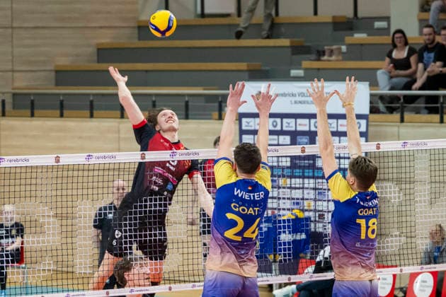 1 Volleyball Bundesliga Season 2025 2026 Cerebricks Volley Goats Mitteldeutschland vs Barock Volleys MTV Ludwigsburg Halle, Germany January 31, 2026 Pictured from left Ben Simon Bonin Ludwigsburg , Clay Wieter Bitterfeld and Dax Tompkins Bitterfeld Halle Saale swh Arena Sachsen Anhalt Germany