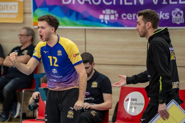 1 Volleyball Bundesliga Season 2025 2026 Cerebricks Volley Goats Mitteldeutschland vs Barock Volleys MTV Ludwigsburg Halle, Germany January 31, 2026 In the picture from left Paul Klimm Bitterfeld and coach Lukas Thielemann Bitterfeld Halle Saale swh Arena Sachsen Anhalt Germany