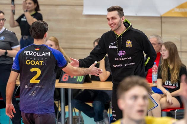 1 Volleyball Bundesliga Season 2025 2026 Cerebricks Volley Goats Mitteldeutschland vs Barock Volleys MTV Ludwigsburg Halle, Germany January 31, 2026 In the picture from left Arshia Feizollahi Bitterfeld and coach Lukas Thielemann Bitterfeld laughing, smiling, in a good mood, grinning, grinning, Halle Saale swh Arena Sachsen Anhalt Germany