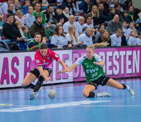 Handball I Women I Season 2025 2026 I 1 HBF I 15 Matchday I VFL Oldenburg SV Union Halle Neustadt I 31 01 2026 Battle for the ball E Molenaar 7, SV Union Halle Neustadt and Jenny Behrend 30, VfL Oldenburg Oldenburg Small EWE Arena Lower Saxony Germany Copyright: xLobeca JonasxBoningx