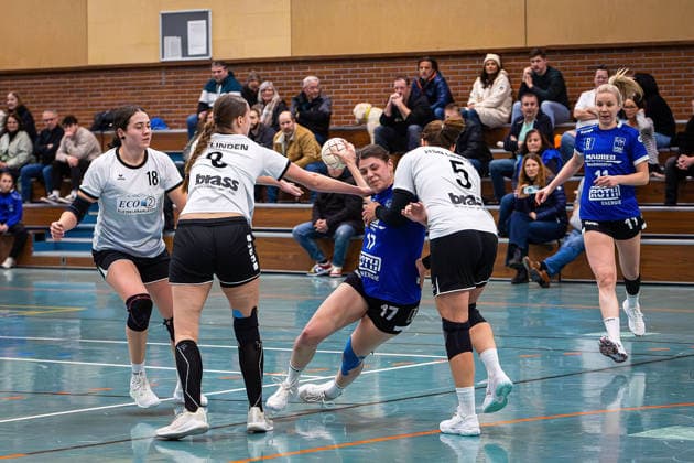 31 01 2026, xovx, Handball Women Handball Oberliga Mitte, HSG Lumdatal HSG Linden v l Milena Stuppy HSG Linden , Lilli Allendörfer HSG Linden , Lea Bulling HSG Lumdatal , Nina Luh HSG Linden , Nina Hasenkamp HSG Lumdatal Rabenau Londorf Lumdatalhalle Hessen Deutschland DE