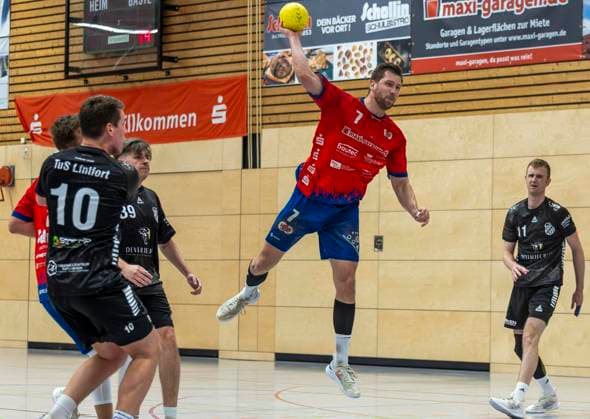 Handball Verbandsliga HSG Wesel TuS Lintfort FOR EDITORIAL PURPOSES ONLY p In the Handball Verbandsliga the match HSG Wesel, red jerseys, against TuS Lintfort will take place on Saturday, 31 01 2026 On the ball HSG Wesel Nr 7 Hoffmann Germany NRW Wesel Copyright ErwinxPottgiesser Copyright: ErwinxPottgiesser doc84dm4v5achcgaarunpc ,EDITORIAL USE ONLY Copyright: ErwinxPottgiesser
