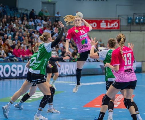 Handball I Women I Season 2025 2026 I 1 HBF I 15 Matchday I VFL Oldenburg SV Union Halle Neustadt I 31 01 2026 Cara Reuthal 26, SV Union Halle Neustadt over the defense Oldenburg Small EWE Arena Lower Saxony Germany Copyright: xLobeca JonasxBoningx