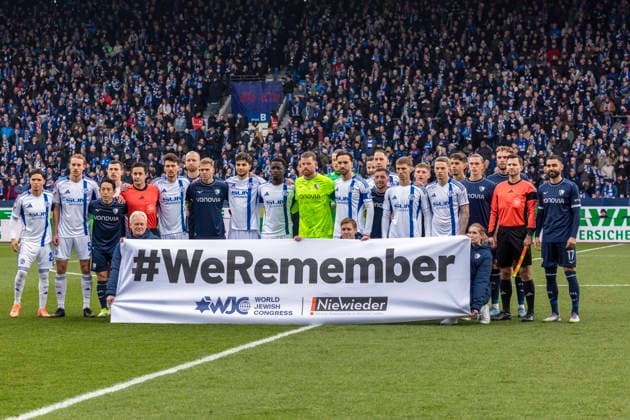 Initiative NEVER AGAIN to commemorate the Holocaust with the genocide of millions of Jews, both teams present the banner, Sport, Fußball, 2 Bundesliga, 2025 2026, 31 01 2026, Vonovia Ruhrstadion, VfL Bochum vs FC Schalke 04 2 0 Sport, Soccer, 2 Bundesliga, 2025 2026, VfL Bochum vs FC Schalke 04 2 0, 31 01 2026, Vonovia Ruhrstadion, Initiative NIE WIEDER zur Erinnerung an den Holocaust mit dem Voelkermord an Millionen von Juden, both teams present the banner, DFL REGULATES PROHIBIT ANY USE OF PHOTOGRAPHS AS IMAGE SEQUENCES AND OR QUASI VIDEO, sports, football, German second league, 2025 2026, VfL Bochum vs FC Schalke 04 2 0, 31 01 2026, Vonovia Ruhr Stadium, Project NEVER AGAIN in memory of the holocaust with millions of Jewish victims, both teams present the banner, DFL REGULATIONS PROHIBIT ANY USE OF PHOTOGRAPHS AS IMAGE SEQUENCES AND OR QUASI VIDEO