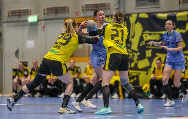 GER, Dortmund, Borussia Dortmund vs HSG Bensheim Auerbach Flames, Alsco Handball Bundesliga Frauen, Handball, DHB, Spielzeit 2025 2026, Sporthalle Wellinghofen, 15 Spieltag im Bild v l Emma Olsson Borussia Dortmund 29d , Lena Degenhardt HSG Bensheim Auerbach Flames Frauen 8 DFB DFL REGULATIONS PROHIBIT ANY USE OF PHOTOGRAPHS AS IMAGE SEQUENCES AND OR QUASI VIDEO, 31 01 2026 Copyright: HMBxMedia HendrikxHamelau