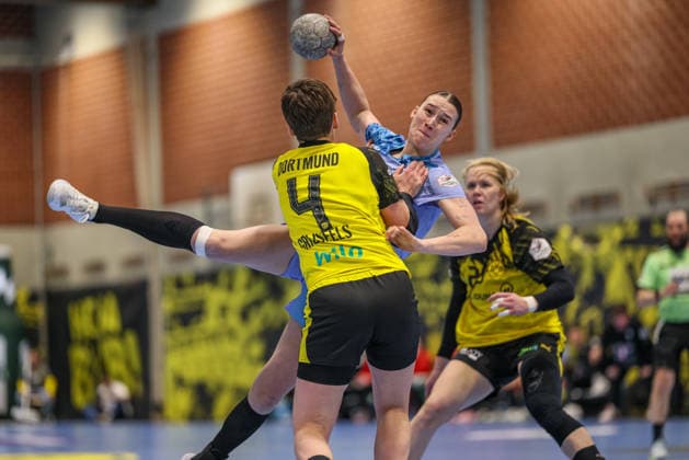 GER, Dortmund, Borussia Dortmund vs HSG Bensheim Auerbach Flames, Alsco Handball Bundesliga Frauen, Handball, DHB, Spielzeit 2025 2026, Sporthalle Wellinghofen, 15 Spieltag im Bild v l Alina Grijseels Borussia Dortmund Handball 4 stoppt Lena Degenhardt HSG Bensheim Auerbach Flames Frauen 8 DFB DFL REGULATIONS PROHIBIT ANY USE OF PHOTOGRAPHS AS IMAGE SEQUENCES AND OR QUASI VIDEO, 31 01 2026 Copyright: HMBxMedia HendrikxHamelau