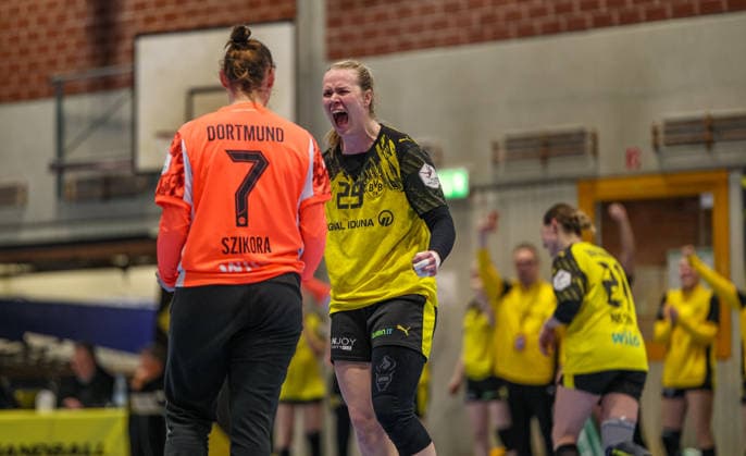 GER, Dortmund, Borussia Dortmund vs HSG Bensheim Auerbach Flames, Alsco Handball Bundesliga Frauen, Handball, DHB, Spielzeit 2025 2026, Sporthalle Wellinghofen, 15 Spieltag im Bild v l Melinda Szikora Borussia Dortmund Handball 7 , Emma Olsson Borussia Dortmund 29d , Jubel und Emotionen DFB DFL REGULATIONS PROHIBIT ANY USE OF PHOTOGRAPHS AS IMAGE SEQUENCES AND OR QUASI VIDEO, 31 01 2026 Copyright: HMBxMedia HendrikxHamelau