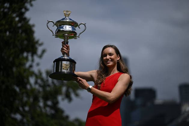 TENNIS AUSTRALIAN OPEN, Elena Rybakina of Kazakhstan poses for a photograph with the Daphne Akhurst Memorial Cup after winning the winning the Australian Open women™s singles final against Aryna Sabalenka of Belarus along the Yarra River in Melbourne, Sunday, February 1, 2026. ( NO ARCHIVING MELBOURNE VICTORIA AUSTRALIA  Copyright: xJAMESxROSSx 20260201151992880625