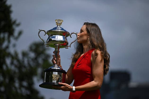 TENNIS AUSTRALIAN OPEN, Elena Rybakina of Kazakhstan poses for a photograph with the Daphne Akhurst Memorial Cup after winning the winning the Australian Open women™s singles final against Aryna Sabalenka of Belarus along the Yarra River in Melbourne, Sunday, February 1, 2026. ( NO ARCHIVING MELBOURNE VICTORIA AUSTRALIA  Copyright: xJAMESxROSSx 20260201185480619977
