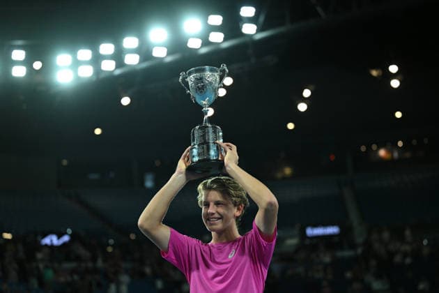TENNIS AUSTRALIAN OPEN, Ziga Sesko of Slovenia lifts the trophy after defeating Keaton Hance of the U.S to win the boy s singles final on day 15 of the 2026 Australian Open tennis tournament at Melbourne Park in Melbourne, Sunday, February 1, 2026. ( NO ARCHIVING MELBOURNE VICTORIA AUSTRALIA  Copyright: xJAMESxROSSx 20260201171236080690