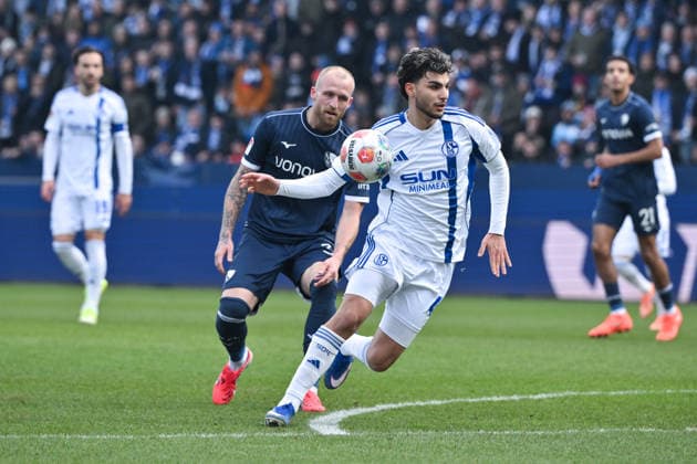 Mertcan Ayhan Schalke 04 , Philipp Hofmann VfL Bochum , v re 31 01 2026, Fußball 2 Bundesliga, Saison 2025 2026, 20 Spieltag, VfL Bochum FC Schalke 04 2 0 DFL regulations prohibit any use of photographs as image sequences and or quasi video Bochum Vonovia Ruhrstadion Nordrhein Westfalen Germany Team2