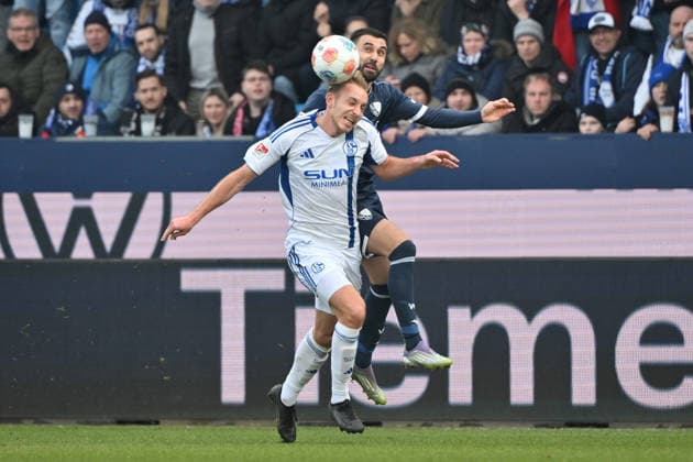 Timo Becker FC Schalke 04 , Gerrit Holtmann VfL Bochum , v li 31 01 2026, Fußball 2 Bundesliga, Saison 2025 2026, 20 Spieltag, VfL Bochum FC Schalke 04 2 0 DFL regulations prohibit any use of photographs as image sequences and or quasi video Bochum Vonovia Ruhrstadion Nordrhein Westfalen Germany Team2