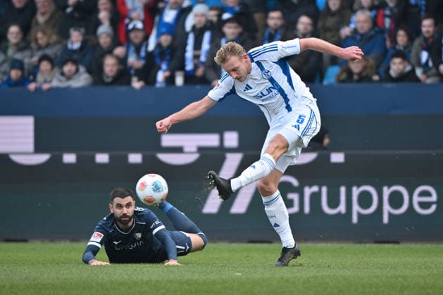 Timo Becker FC Schalke 04 , Gerrit Holtmann VfL Bochum , v re 31 01 2026, Fußball 2 Bundesliga, Saison 2025 2026, 20 Spieltag, VfL Bochum FC Schalke 04 2 0 DFL regulations prohibit any use of photographs as image sequences and or quasi video Bochum Vonovia Ruhrstadion Nordrhein Westfalen Germany Team2