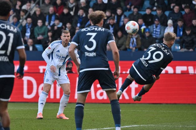 Leandro Morgalla VfL Bochum , re , blocks the shot of Edin Dzeko FC Schalke 04 31 01 2026, Fußball 2 Bundesliga, Saison 2025 2026, 20 Spieltag, VfL Bochum FC Schalke 04 2 0 DFL regulations prohibit any use of photographs as image sequences and or quasi video Bochum Vonovia Ruhrstadion Nordrhein Westfalen Germany Team2