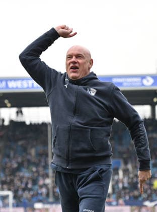 Coach Uwe Rösler VfL Bochum cheers on his own fans before the game 31 01 2026, Soccer 2 Bundesliga, Season 2025 2026, 20 Matchday, VfL Bochum FC Schalke 04 2 0 DFL regulations prohibit any use of photographs as image sequences and or quasi video Bochum Vonovia Ruhrstadion Nordrhein Westfalen Germany Team2