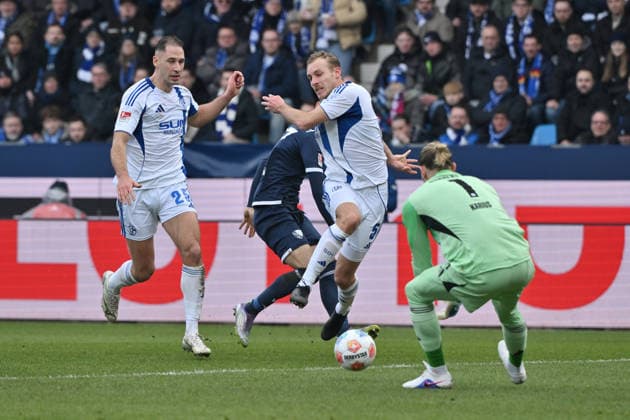 Nikola Katic FC Schalke 04 , Gerrit Holtmann VfL Bochum , Timo Becker FC Schalke 04 , Goalkeeper Loris Karius Schalke 04 , v li 31 01 2026, Fußball 2 Bundesliga, Saison 2025 2026, 20 Spieltag, VfL Bochum FC Schalke 04 2 0 DFL regulations prohibit any use of photographs as image sequences and or quasi video Bochum Vonovia Ruhrstadion Nordrhein Westfalen Germany Team2