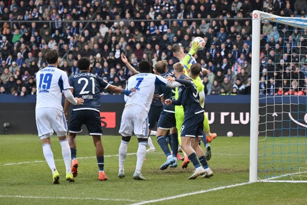 The goal by Nikola Katic FC Schalke 04 , mi , is disallowed due to obstruction against goalkeeper Timo Horn VfL Bochum 31 01 2026, Soccer 2 Bundesliga, Season 2025 2026, 20 Matchday, VfL Bochum FC Schalke 04 2 0 DFL regulations prohibit any use of photographs as image sequences and or quasi video Bochum Vonovia Ruhrstadion Nordrhein Westfalen Germany Team2