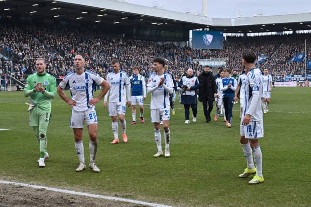 Schalkes players after the defeat, from left , goalkeeper Loris Karius Schalke 04 , Nikola Katic FC Schalke 04 , Edin Dzeko FC Schalke 04 , Dejan Ljubicic FC Schalke 04 , coach Miron Muslic FC Schalke 04 , Kenan Karaman FC Schalke 04 31 01 2026, Soccer 2 Bundesliga, Season 2025 2026, Matchday 20, VfL Bochum FC Schalke 04 2 0 DFL regulations prohibit any use of photographs as image sequences and or quasi video Bochum Vonovia Ruhrstadion Nordrhein Westfalen Germany Team2