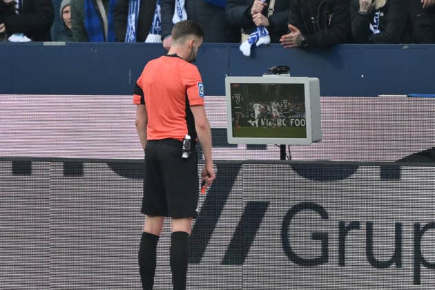 Referee Michael Bacher on monitor 31 01 2026, Soccer 2 Bundesliga, Season 2025 2026, Matchday 20, VfL Bochum FC Schalke 04 2 0 DFL regulations prohibit any use of photographs as image sequences and or quasi video Bochum Vonovia Ruhrstadion Nordrhein Westfalen Germany Team2