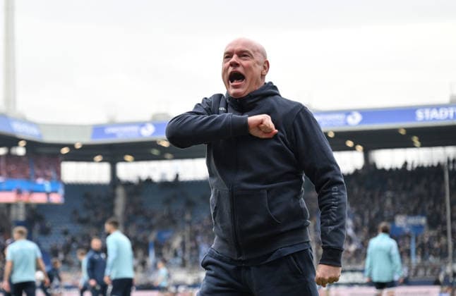 Coach Uwe Rösler VfL Bochum cheers on his own fans before the game 31 01 2026, Soccer 2 Bundesliga, Season 2025 2026, 20 Matchday, VfL Bochum FC Schalke 04 2 0 DFL regulations prohibit any use of photographs as image sequences and or quasi video Bochum Vonovia Ruhrstadion Nordrhein Westfalen Germany Team2