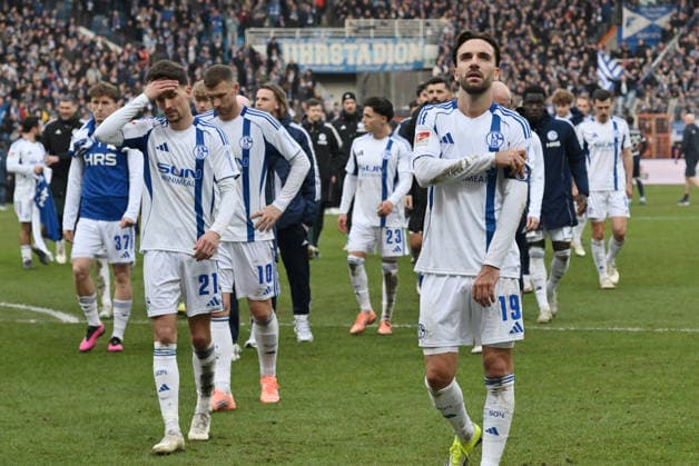 Dejan Ljubicic FC Schalke 04 , Edin Dzeko FC Schalke 04 , Kenan Karaman FC Schalke 04 , v li 31 01 2026, Fußball 2 Bundesliga, Saison 2025 2026, 20 Spieltag, VfL Bochum FC Schalke 04 2 0 DFL regulations prohibit any use of photographs as image sequences and or quasi video Bochum Vonovia Ruhrstadion Nordrhein Westfalen Germany Team2