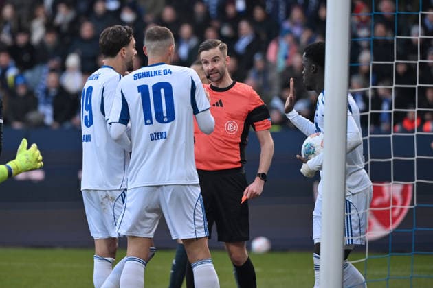 Kenan Karaman FC Schalke 04 , Edin Dzeko FC Schalke 04 , Referee Michael Bacher, Christian Gomis FC Schalke 04 , v li 31 01 2026, Football 2 Bundesliga, Season 2025 2026, Matchday 20, VfL Bochum FC Schalke 04 2 0 DFL regulations prohibit any use of photographs as image sequences and or quasi video Bochum Vonovia Ruhrstadion Nordrhein Westfalen Germany Team2