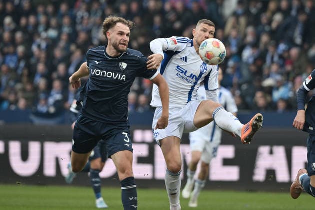 Philipp Strompf VfL Bochum , Edin Dzeko FC Schalke 04 , v li 31 01 2026, Fußball 2 Bundesliga, Saison 2025 2026, 20 Spieltag, VfL Bochum FC Schalke 04 2 0 DFL regulations prohibit any use of photographs as image sequences and or quasi video Bochum Vonovia Ruhrstadion Nordrhein Westfalen Germany Team2