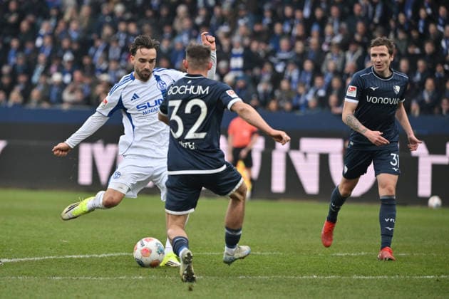 This goal by Kenan Karaman FC Schalke 04 , li , is disallowed after VAR review 31 01 2026, Soccer 2 Bundesliga, Season 2025 2026, 20 Matchday, VfL Bochum FC Schalke 04 2 0 DFL regulations prohibit any use of photographs as image sequences and or quasi video Bochum Vonovia Ruhrstadion Nordrhein Westfalen Germany Team2