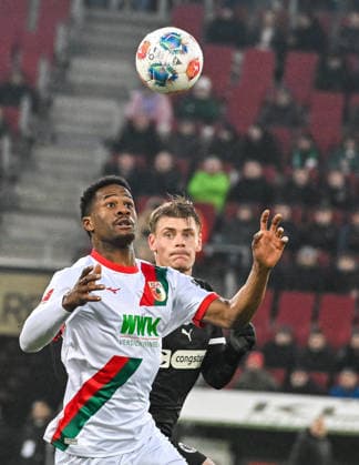 GER, 1 FBL, FC Augsburg vs FC St Pauli 31 01 2026, WWK Arena, Augsburg, GER, 1 FBL, FC Augsburg vs FC St Pauli, pictured Samuel Essende FC Augsburg, 9 , Eric Smith FC St Pauli, 8 nordphotoxGmbHx xHafner nph00200