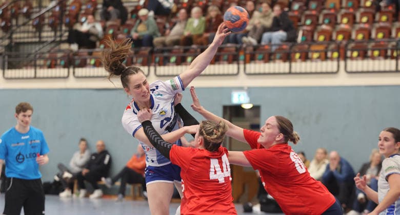 Kornwestheim , Handball Oberliga Women SV Salamander Kornwestheim vs SG BBM Bietigheim , from left Jana Klisch Korn Helena Jooß BBM Lea Walter BBM