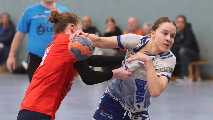 Kornwestheim , Handball Oberliga Women SV Salamander Kornwestheim vs SG BBM Bietigheim , from left Tonka Vnucec BBM Nina Haug Korn