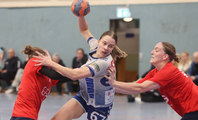Kornwestheim , Handball Oberliga Women SV Salamander Kornwestheim vs SG BBM Bietigheim , from left Tonka Vnucec BBM Nina Haug Korn Lea Walter BBM