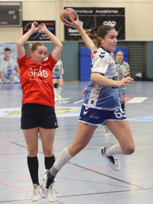 Kornwestheim , Handball Oberliga Women SV Salamander Kornwestheim vs SG BBM Bietigheim , from left Lillian Roith BBM Anna Wittauer Korn