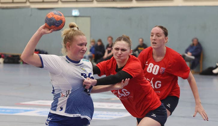 Kornwestheim , Handball Oberliga Women SV Salamander Kornwestheim vs SG BBM Bietigheim , from left Maren Stortz Korn Tonka Vnucec BBM