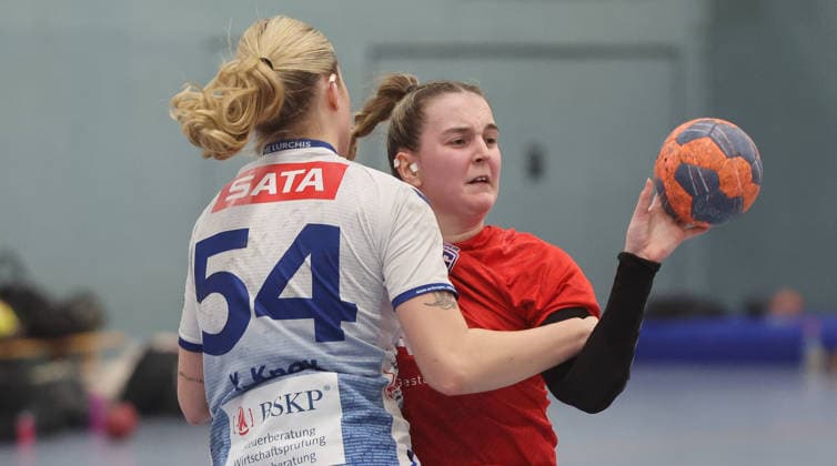 Kornwestheim , Handball Oberliga Women SV Salamander Kornwestheim vs SG BBM Bietigheim , from left Kaya Kroll Korn Helena Jooß BBM
