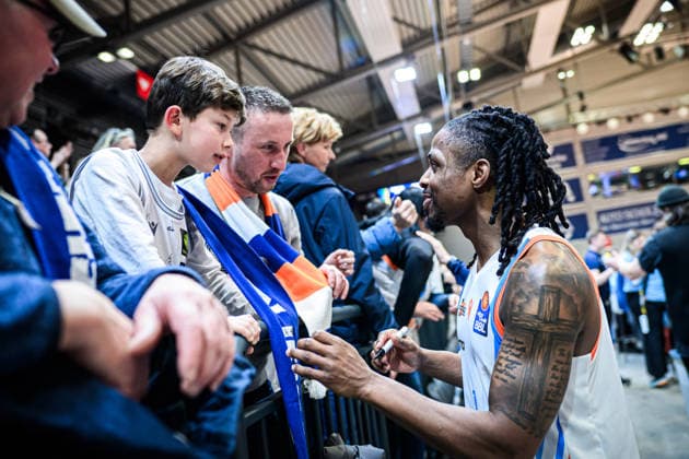 easycredit BBL Basketball Bundesliga 2025 2026 18 Matchday 31 01 2026 Science City Jena vs MHP RIESEN Ludwigsburg Uchenna Iroegbu Jena signs autographs for fans Sparkassen Arena