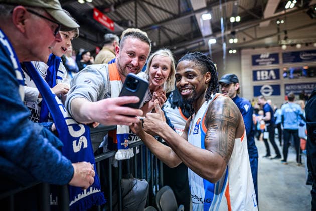easycredit BBL Basketball Bundesliga 2025 2026 18 Matchday 31 01 2026 Science City Jena vs MHP RIESEN Ludwigsburg Uchenna Iroegbu Jena takes a selfie with fans Sparkassen Arena