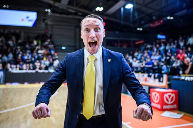 easycredit BBL Basketball Bundesliga 2025 2026 18 Matchday 31 01 2026 Science City Jena vs MHP RIESEN Ludwigsburg Ludwigsburg Coach Mikko Riipinen with his classic cheer after a win, yellow tie as trademark Sparkassen Arena