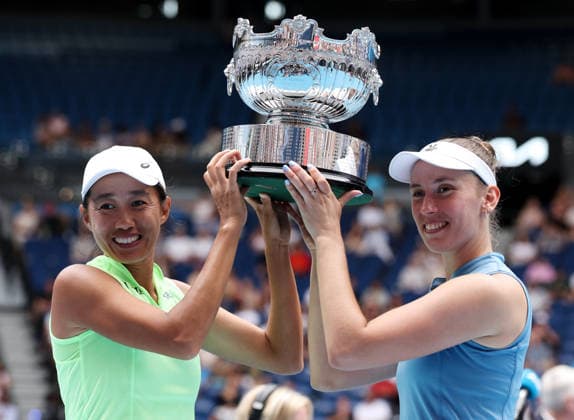 (260201) -- BEIJING, Feb. 1, 2026 -- Zhang Shuai (L) Elise?Mertens hold the trophy during the awarding ceremony for the women s doubles final match between Zhang Shuai (China) Elise Mertens (Belgium) and Anna Danilina (Kazakhstan) Aleksandra Krunic (Serbia) at the Australian Open tennis tournament in Melbourne, Australia, Jan. 31, 2026. ) XINHUA PHOTOS OF THE DAY MaxPing 