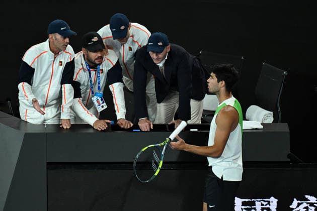 TENNIS AUSTRALIAN OPEN, Carlos Alcaraz of Spain speaks to members of his team during the men™s singles final against Novak Djokovic of Serbia on day 15 of the 2026 Australian Open tennis tournament at Melbourne Park in Melbourne, Sunday, February 1, 2026. ( NO ARCHIVING MELBOURNE VICTORIA AUSTRALIA  Copyright: xJAMESxROSSx 20260201179133646222