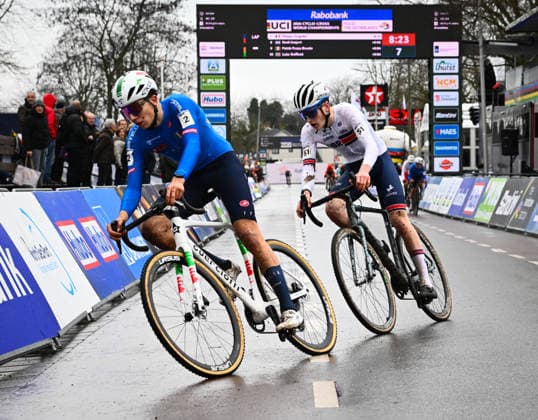 2026 UCI Cyclo-cross World Championships Picture by Simon Wilkinson SWpix.com - 30 01 2026 - Cycling - 2026 UCI Cyclo-cross World Championships - Hulst, Zeeland, Netherlands - Junior Men - Patrik Pezzo Rosola (Italy), Luke Trafford (Great Britain) Copyright: x xSWpix.comx(t axPhotographyxHubxLtd)xSimonxWilkinson SWpix.comx SWP-3176-0205