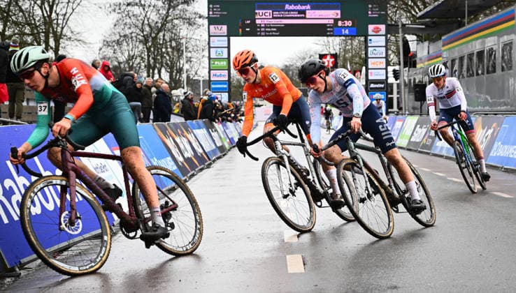 2026 UCI Cyclo-cross World Championships Picture by Simon Wilkinson SWpix.com - 30 01 2026 - Cycling - 2026 UCI Cyclo-cross World Championships - Hulst, Zeeland, Netherlands - Junior Men - Cas Timmermans (Netherlands), Ethan Brown (USA) Copyright: x xSWpix.comx(t axPhotographyxHubxLtd)xSimonxWilkinson SWpix.comx SWP-3176-0206