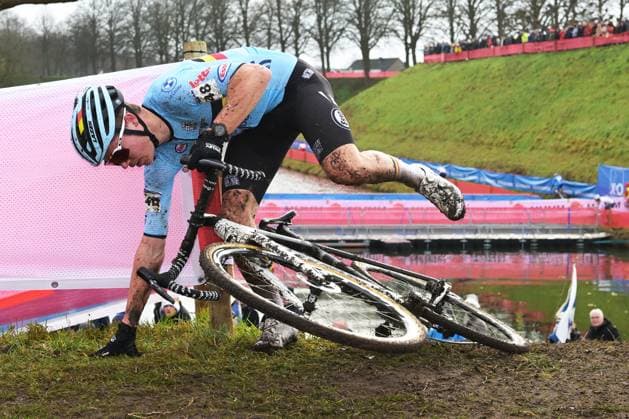 Belgian Jari Van Lee falls during the junior men race at UCI Cyclocross World Championships, on Sunday 01 February 2026, in Hulst, The Netherlands. DAVIDxPINTENS  x160212428x