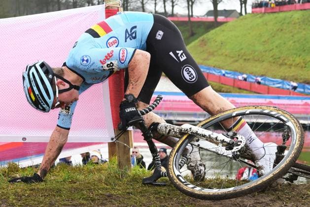 Belgian Jari Van Lee falls during the junior men race at UCI Cyclocross World Championships, on Sunday 01 February 2026, in Hulst, The Netherlands. DAVIDxPINTENS  x160212469x