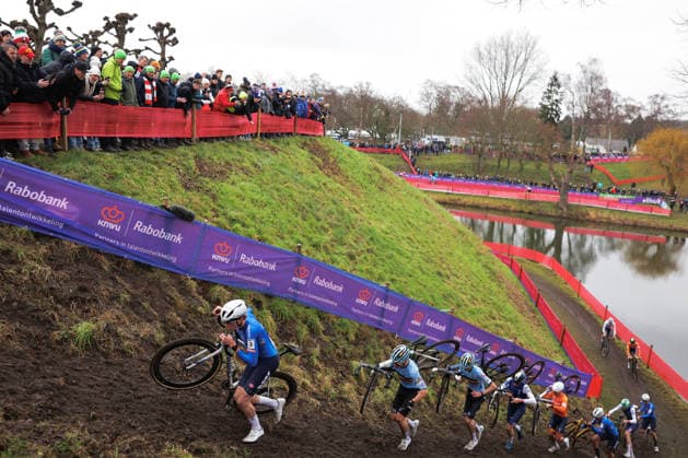 2026 UCI Cyclo-cross World Championships Picture by Alex Whitehead SWpix.com - 30 01 2026 - Cycling - 2026 UCI Cyclo-cross World Championships - Hulst, Zeeland, Netherlands - Junior Men Copyright: x xSWpix.comx(t axPhotographyxHubxLtd)xAlexxWhitehead SWpix.comx SWP-3176-0208