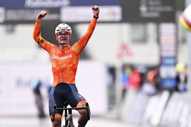Dutch Delano Heeren celebrates as he crosses the finish line to win the junior men race at UCI Cyclocross World Championships, on Sunday 01 February 2026, in Hulst, The Netherlands. DAVIDxPINTENS  x160215051x
