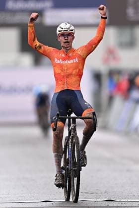 Dutch Delano Heeren celebrates as he crosses the finish line to win the junior men race at UCI Cyclocross World Championships, on Sunday 01 February 2026, in Hulst, The Netherlands. DAVIDxPINTENS  x160215063x